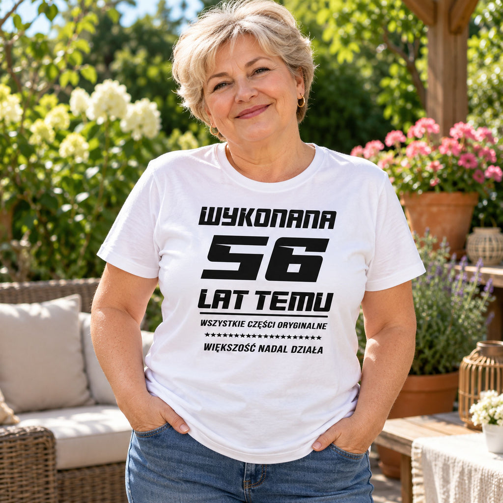 Przykład personalizacji: „Wykonana 56 lat temu” na białej koszulce urodzinowej - wpisz dowolny wiek