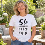 Przykład personalizacji: „56 lat pracowałam na ten wygląd” na białej koszulce urodzinowej