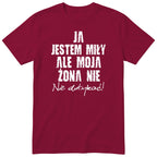 Bordowa koszulka Ja Jestem Miły Ale Moja Żona Nie - nadruk z przodu, śmieszny prezent dla męża, polski nadruk