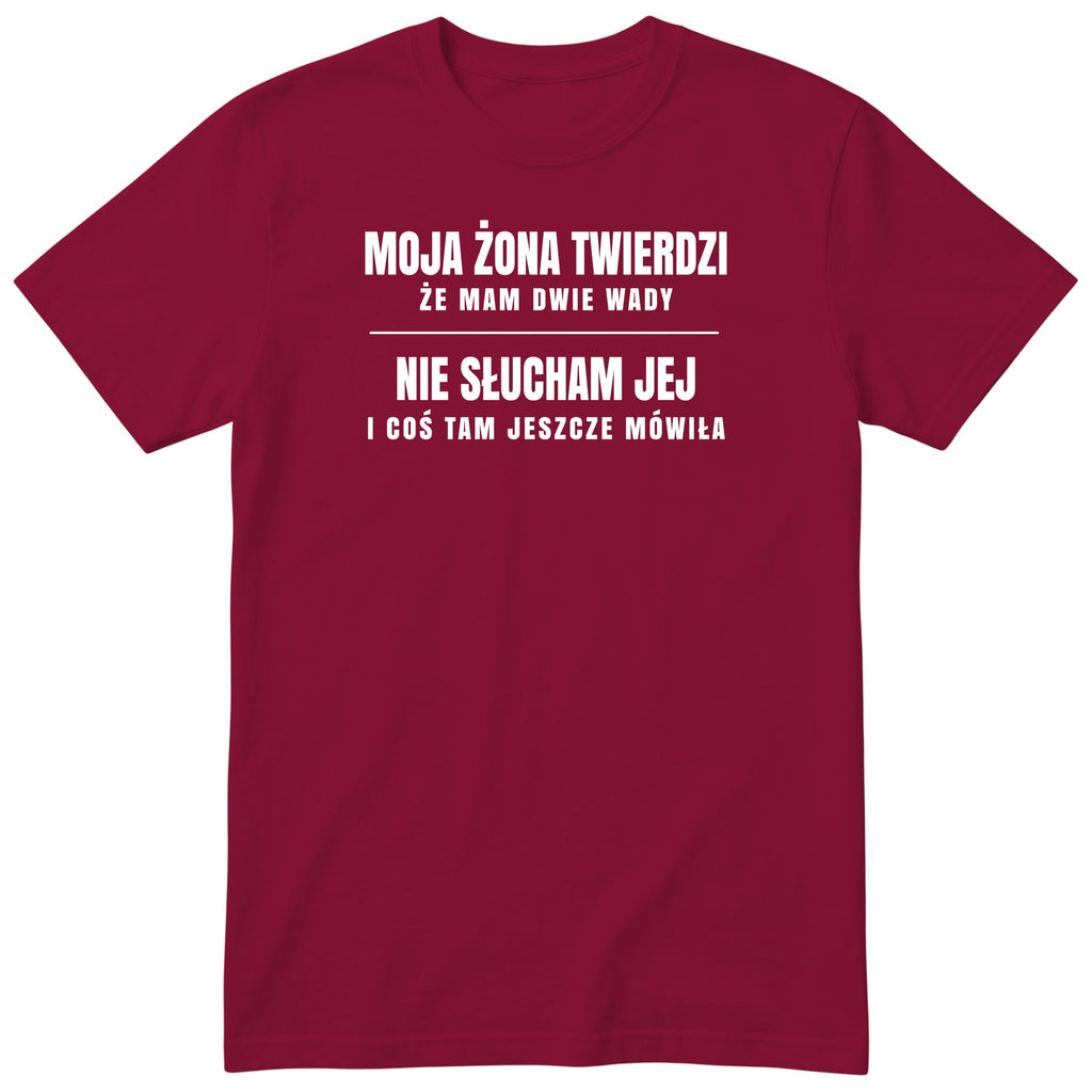Bordowy koszulka „MOJA ŻONA TWIERDZI ŻE MAM DWIE WADY” - śmieszny polski nadruk (wariant klasyczny), prezent dla męża