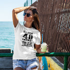NIE JESTEM 40 LATKĄ - Koszulka na 40 Urodziny dla Niej - zdjęcie lifestyle 5 z 5
