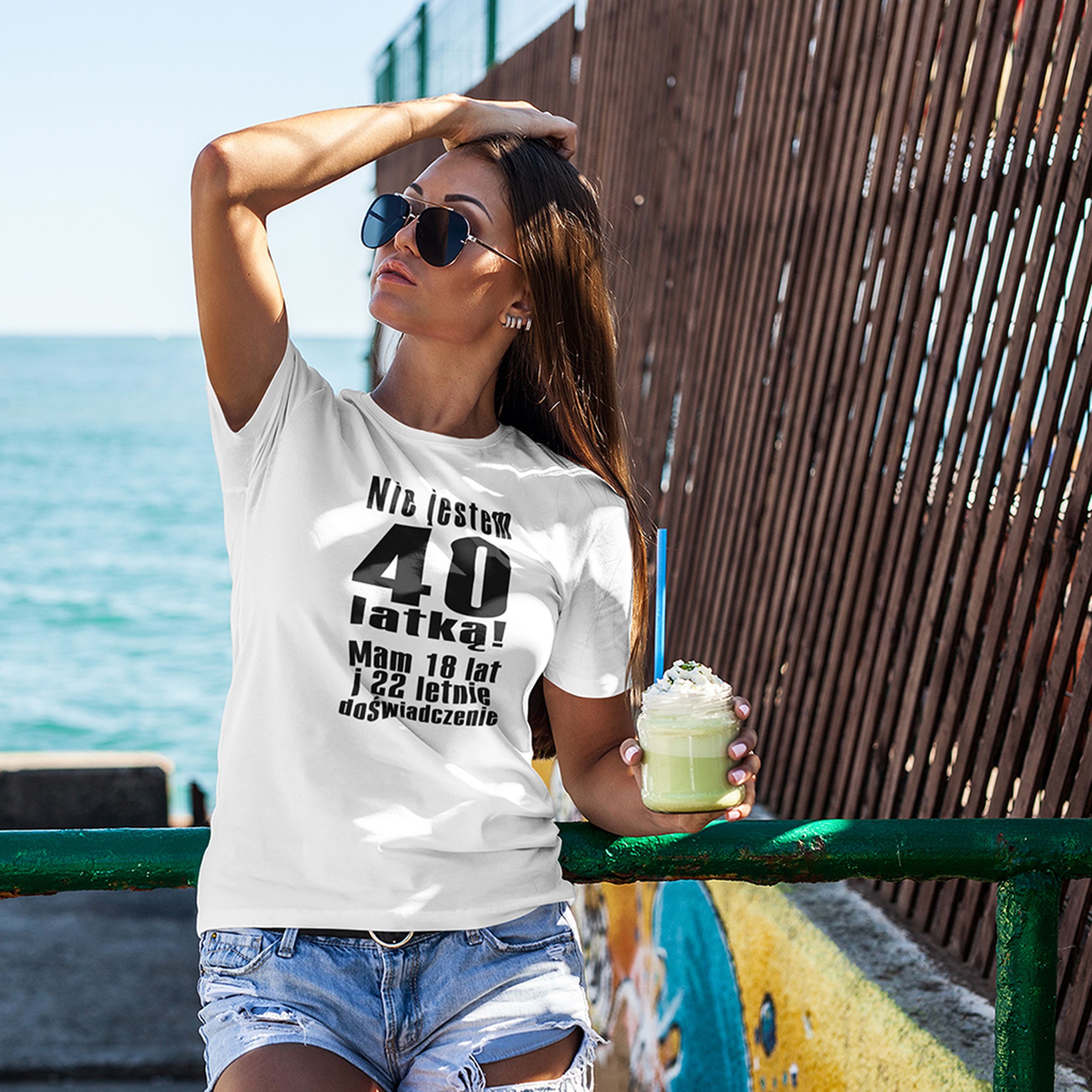 NIE JESTEM 40 LATKĄ - Koszulka na 40 Urodziny dla Niej - zdjęcie lifestyle 5 z 5