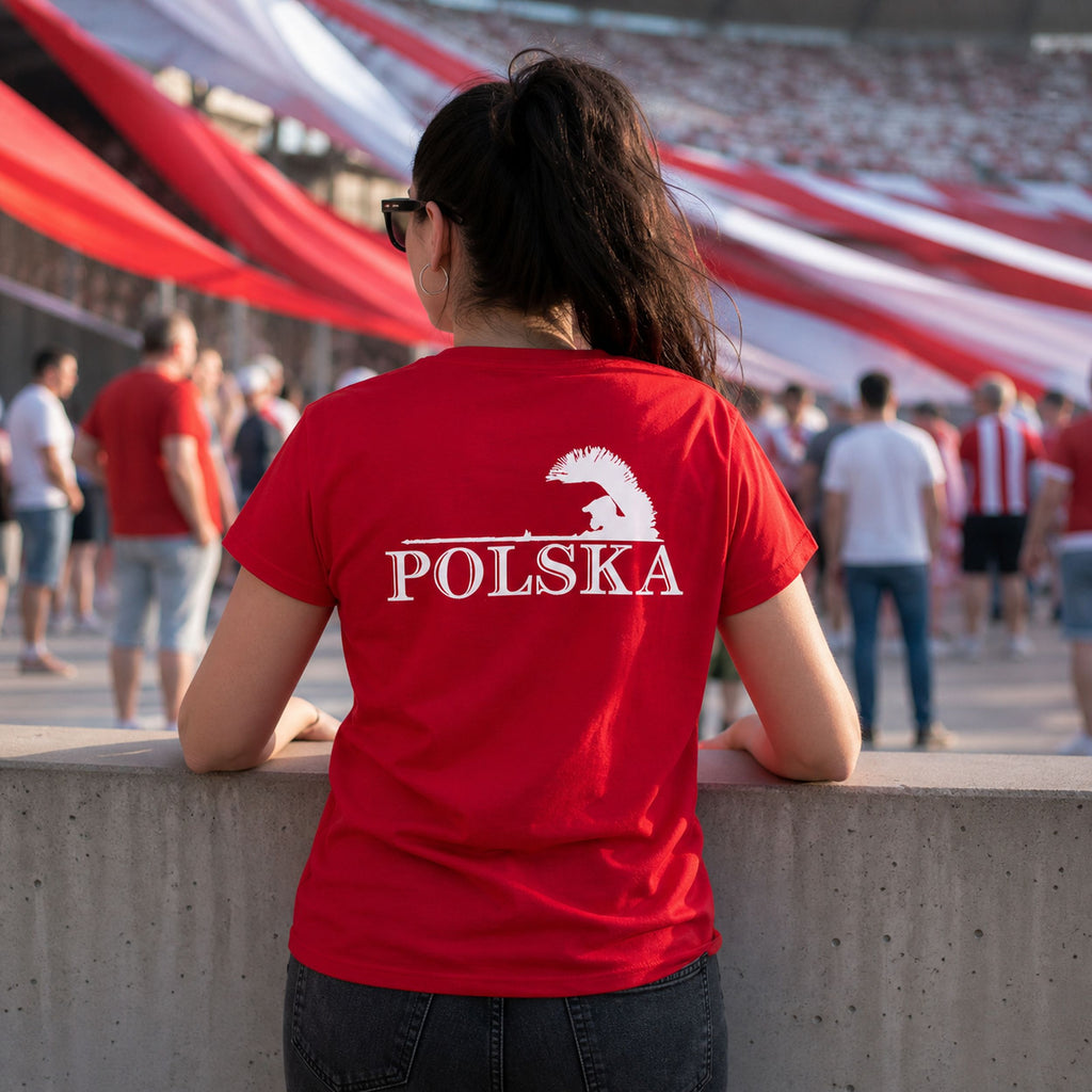 Polska Żużel Koszulka Narodowa - tył koszulki na zdjęciu lifestyle, ujęcie z historią