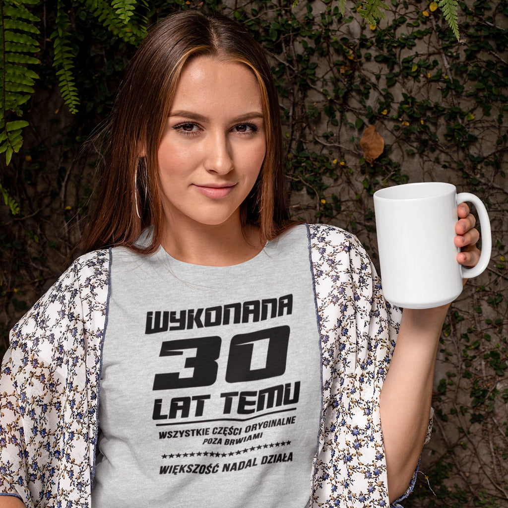 Kobieta z kubkiem pod drzewem, biała koszulka „Wykonana 30 Lat Temu"