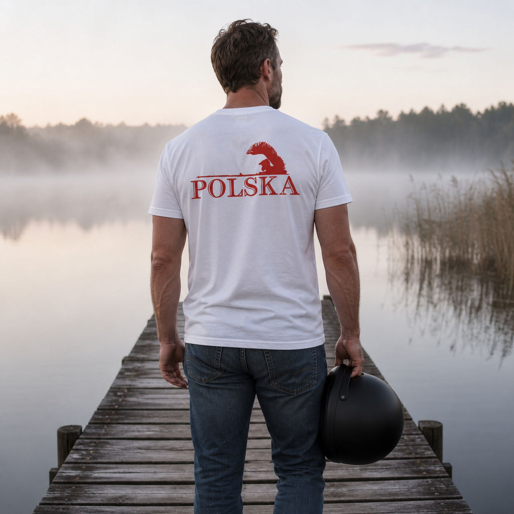 Żużel Polska Koszulka Reprezentacji - tył koszulki na zdjęciu lifestyle, ujęcie z historią