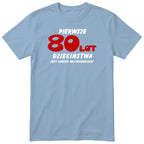 Koszulka błękitna z napisem „Pierwsze 80 lat dzieciństwa" - czerwony nadruk, prezent urodzinowy