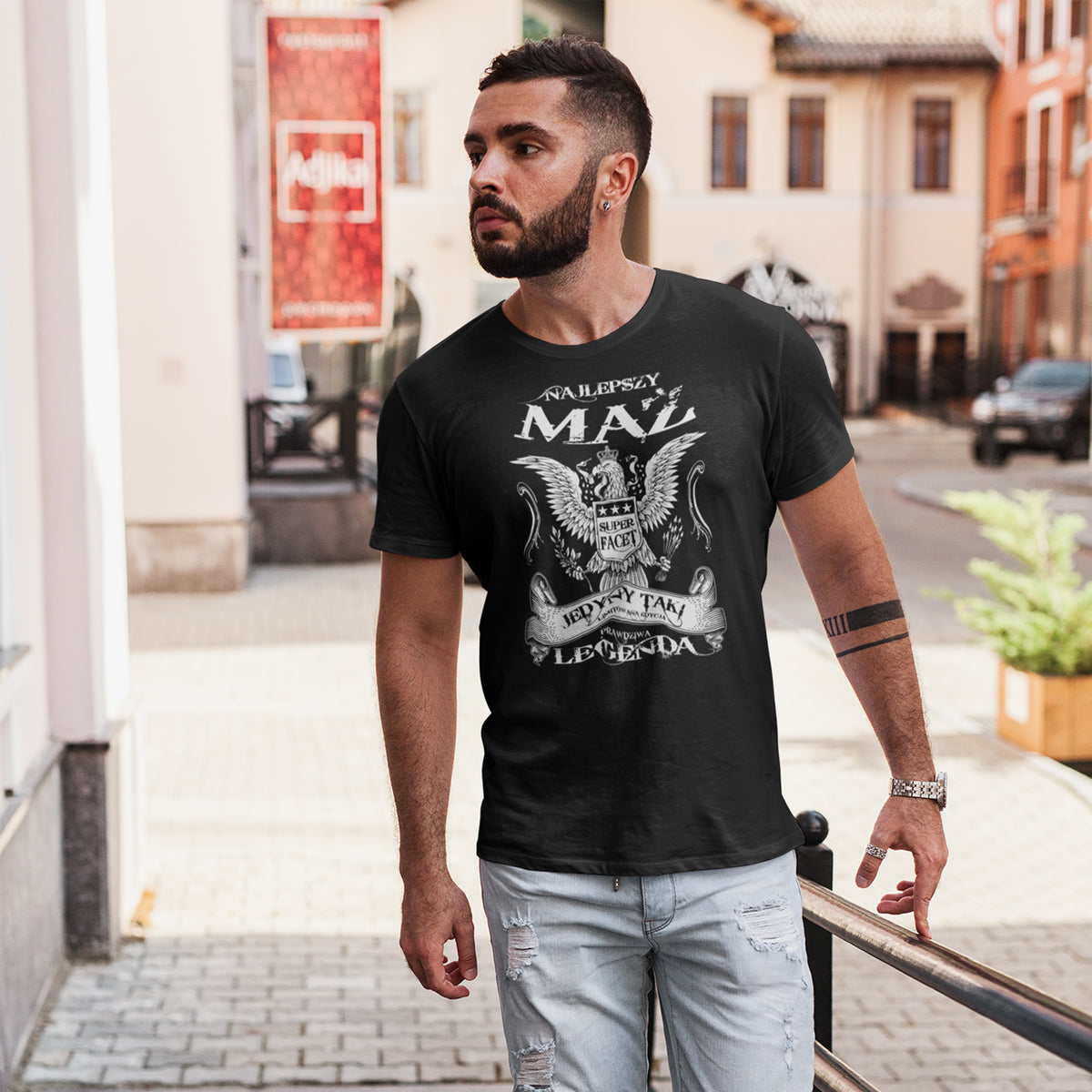 Koszulka Najlepszy Mąż Prawdziwa Legenda w kolorze czarnym - mężczyzna na ulicy miasta, prezent dla męża