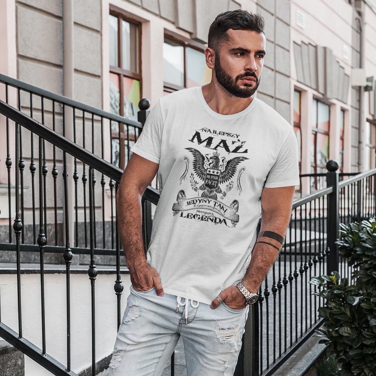 Koszulka Najlepszy Mąż Prawdziwa Legenda w kolorze białym - mężczyzna na schodach kamienicy, prezent dla męża