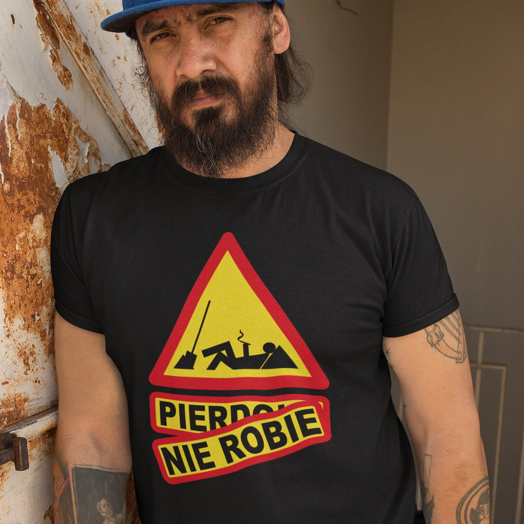 Mężczyzna w czarnej koszulce Pierdolę Nie Robię w industrialnym wnętrzu